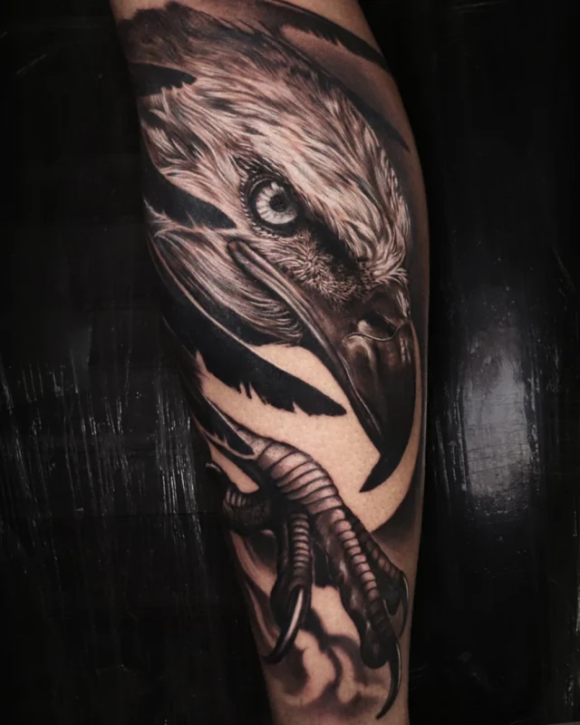 Tatuagem realista de águia, por Lucas Franca