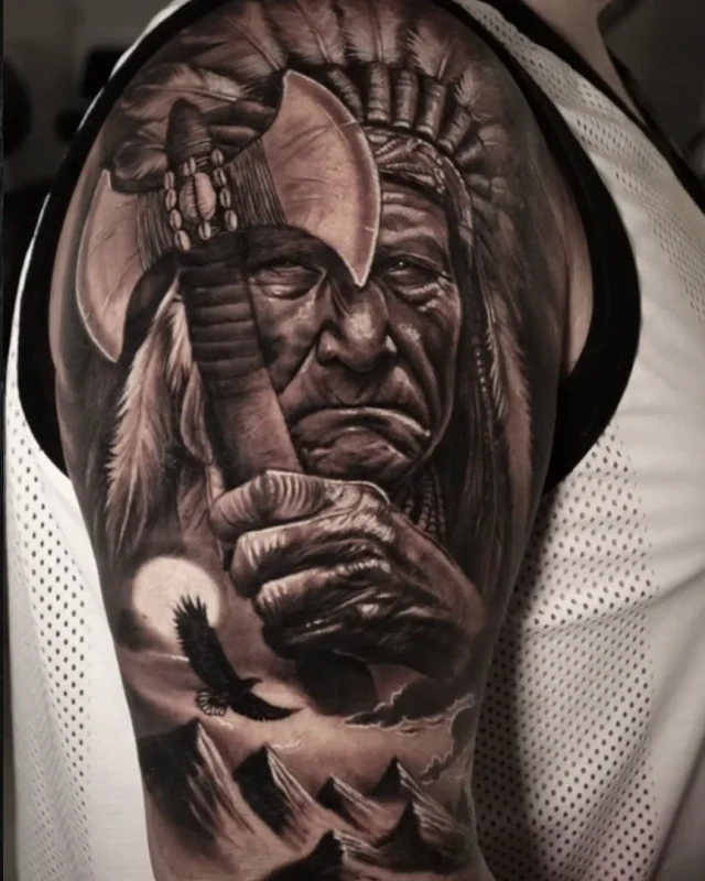 Tatuagem religiosa de Caboclo de Umbanda com machado, por Lucas Franca