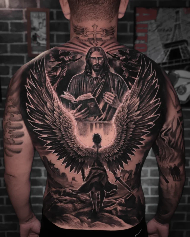 Tatuagem religiosa de Jesus e anjos nas costas, por Lucas Franca