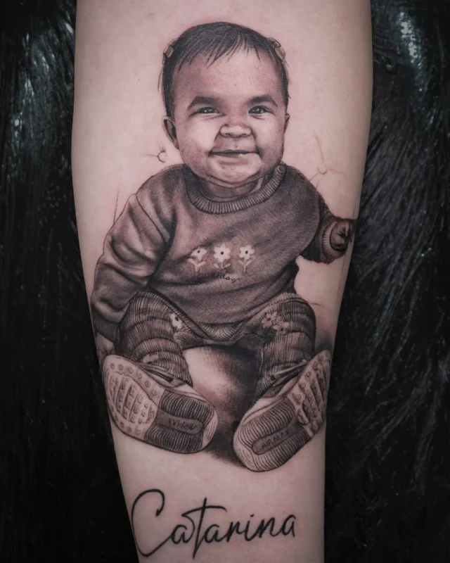 Tatuagem de retrato realista de uma criança, por Lucas Franca
