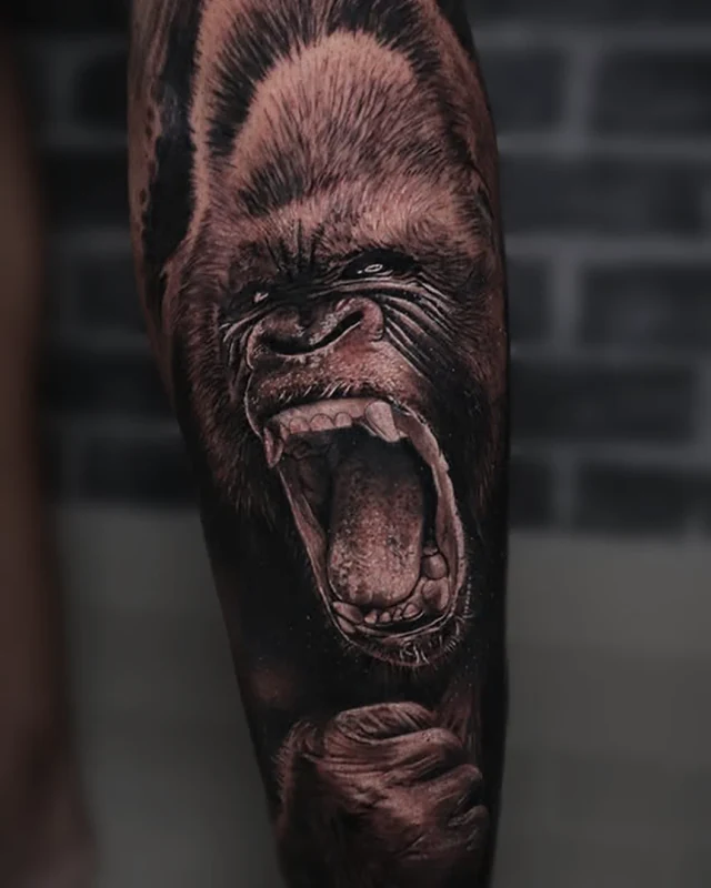 Tatuagem realista de gorila na perna, por Lucas Franca