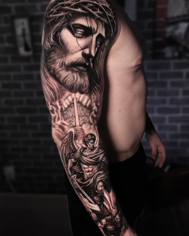Tatuagem religiosa de Jesus e anjo no braço, por Lucas Franca