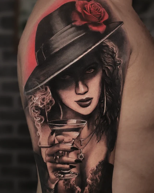 Tatuagem religiosa de Maria Padilha com chapéu e rosa vermelha, por Lucas Franca