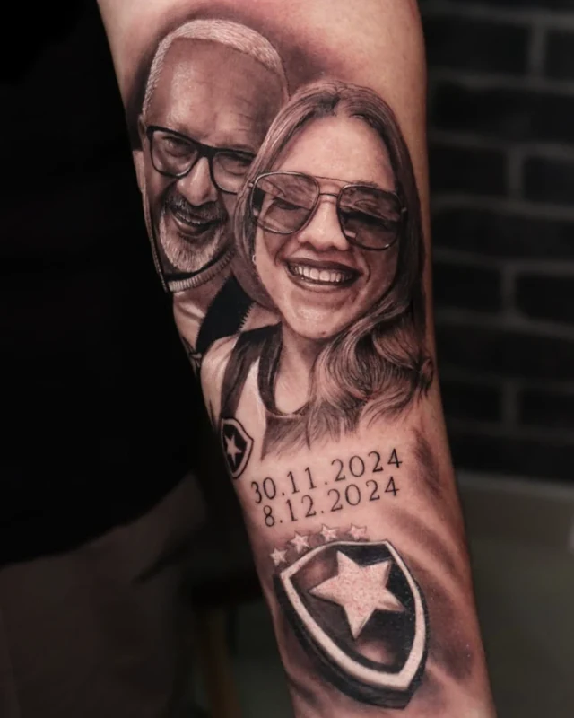 Tatuagem realista de um casal no braço, por Lucas Franca