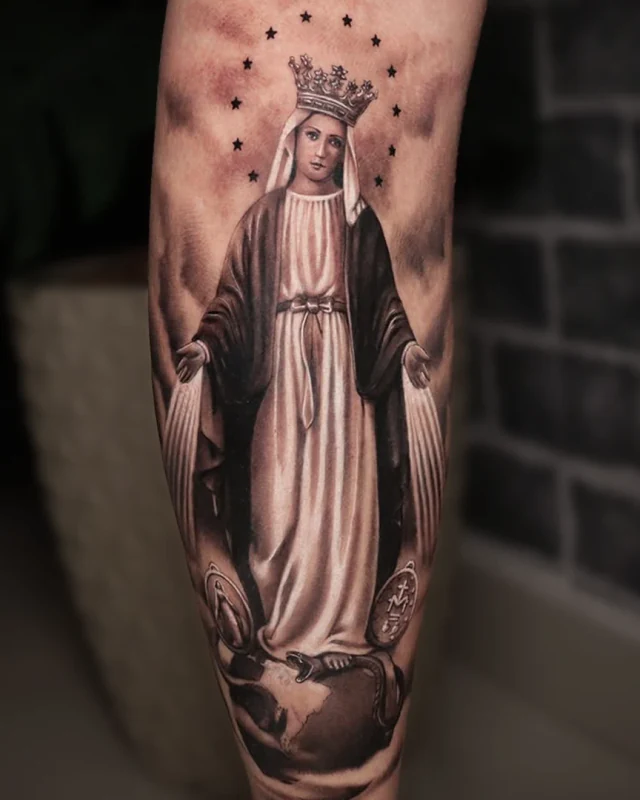 Tatuagem religiosa da Virgem Milagrosa na perna, por Lucas Franca